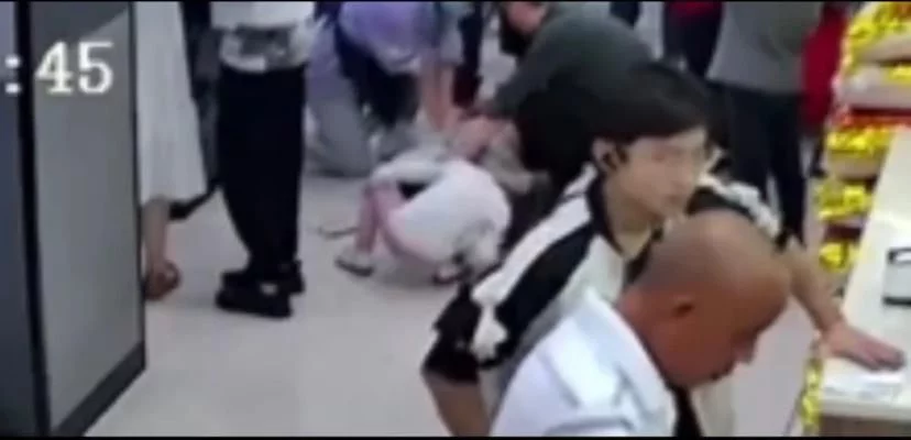 人美心善，超市里有老人突然晕倒，湖南一名医学生本能冲入人群施