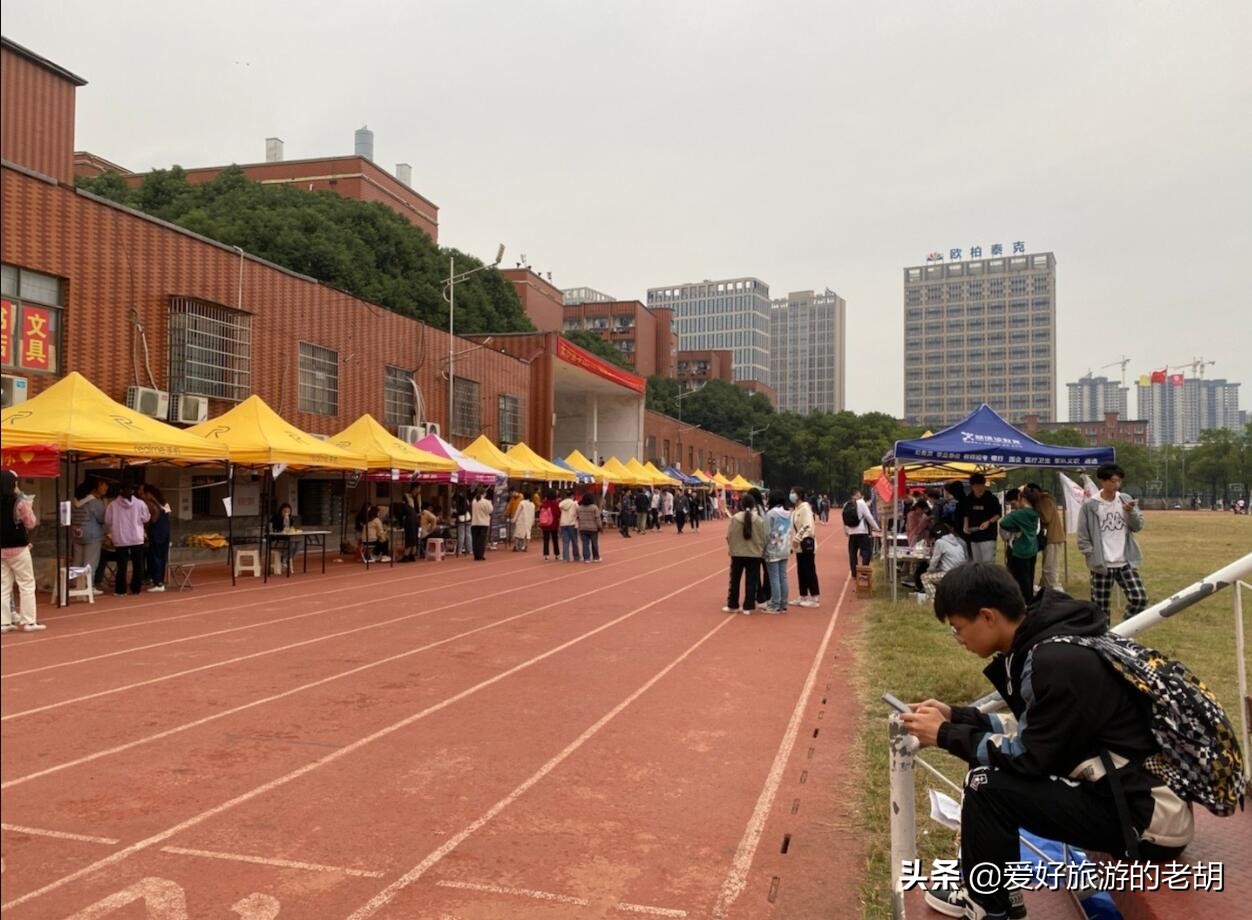 湖南排名第五的医学院，学费每年3万元左右，带火了周边经济(图2)